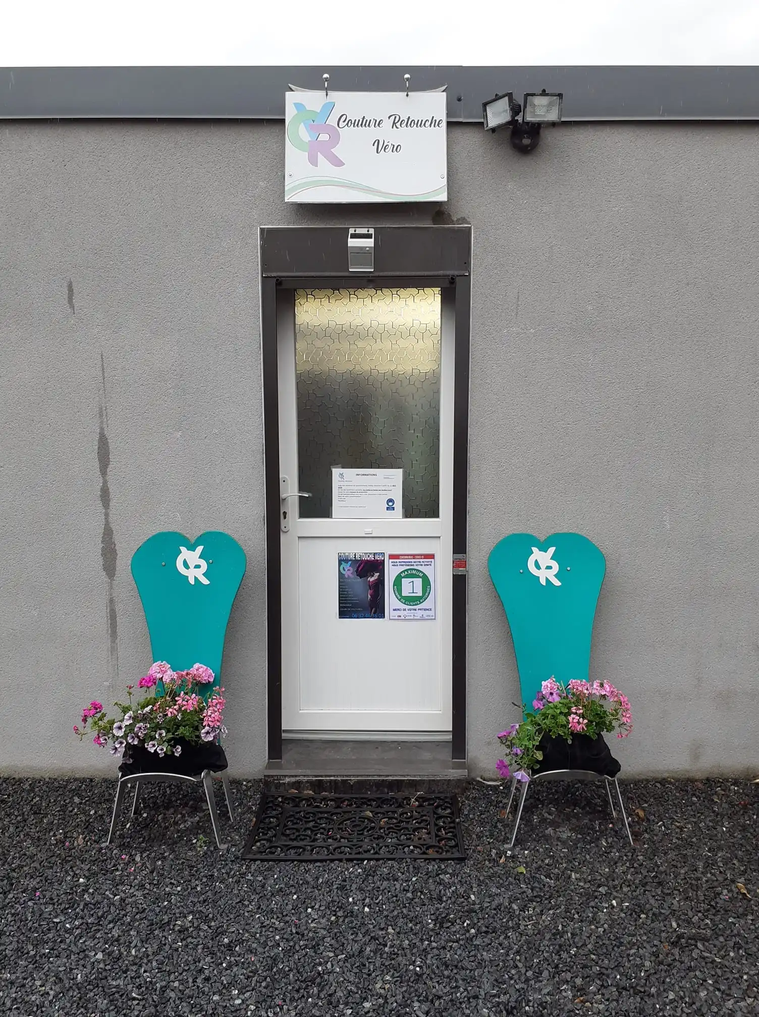 Photo de la devanture du magasin Couture Retouche Véro
